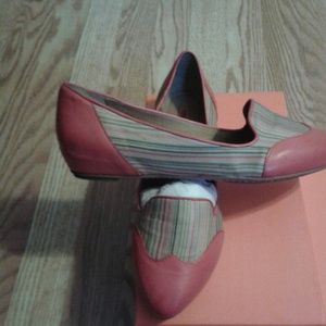 Miz Mooz pointed toe flats. Can fit size 9.
