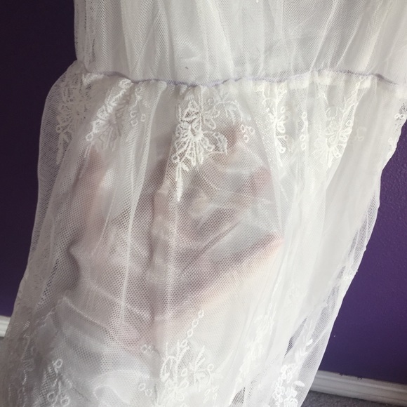 White lace dress - Picture 3 of 4