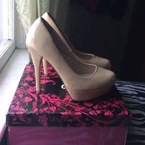 Nude pumps