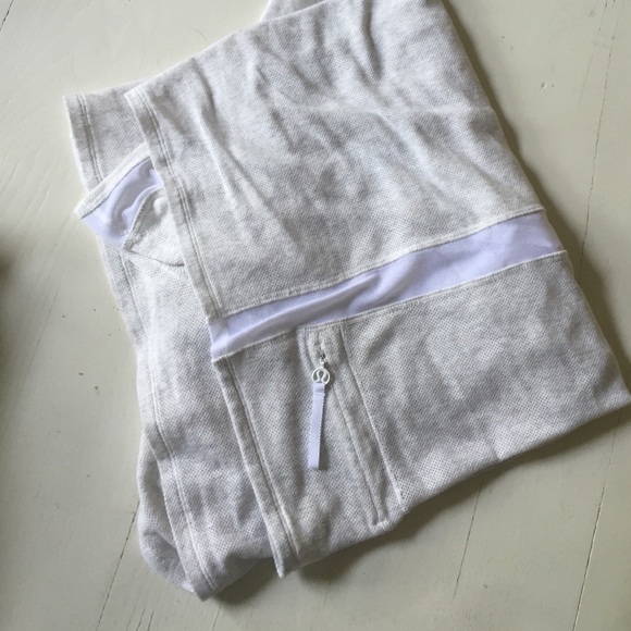 VEUC lululemon sun salutation circle scarf