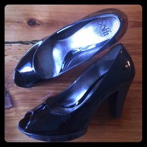 Sofft size 11M black patent peep toe pumps