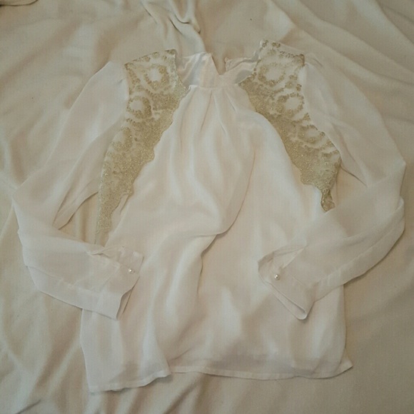 Cute white top (never worn)