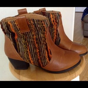 Cognac leather booties. Perfect for fall size 8.5