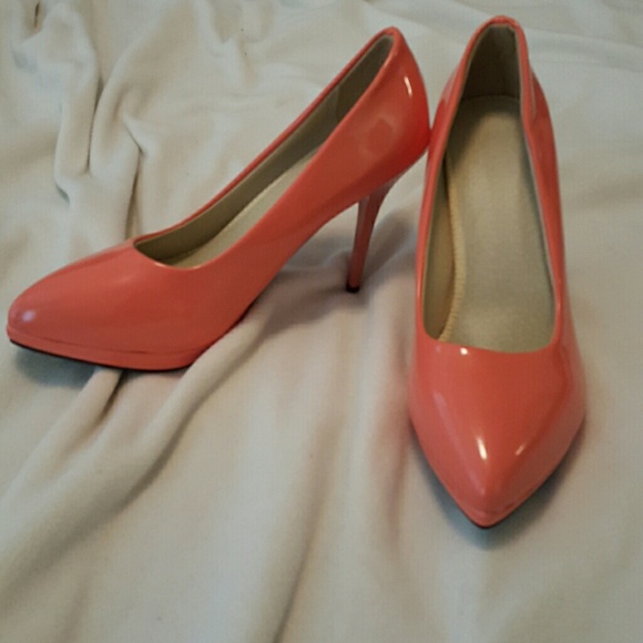 Peach glossy heels