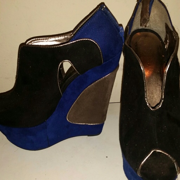 Multi color cut out wedge