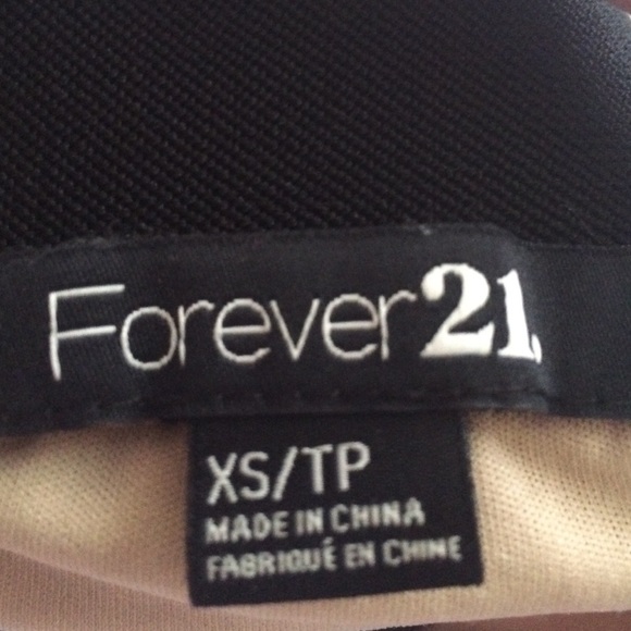 Black lace skirt from Forever 21. Never worn⚠️ - Picture 3 of 3