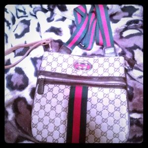 Gucci crossbody purse .