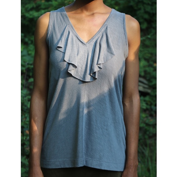 ⬇️Banana Republic grey ruffle tank size Small