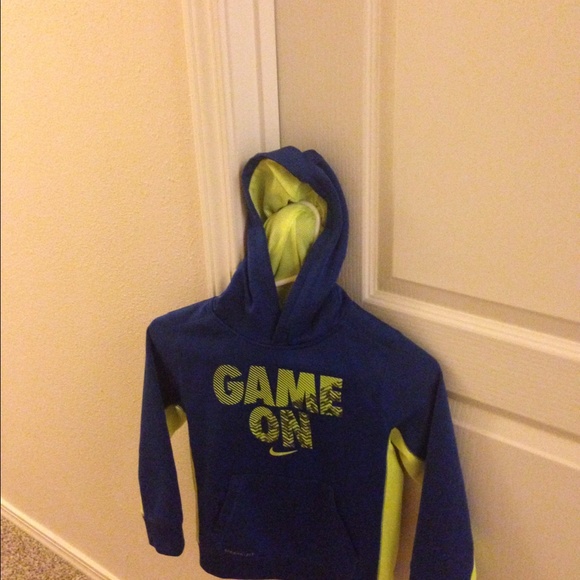 Boys size 7 Nike Therma Fit hoodie.