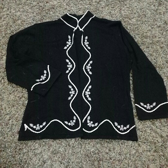 Lightweight sweater with pink flowers