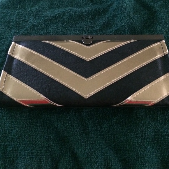 CLOSET CLOSING Black & gold chevron wallet