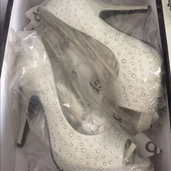 Shoes - Picture 4 of 4