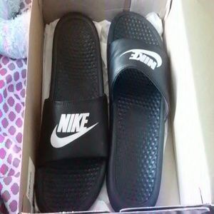 Nike slides black and white