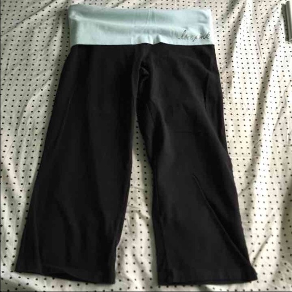 NWOT VS PINK cropped yogas