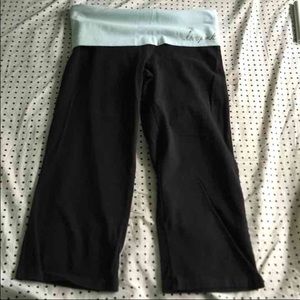 NWOT VS PINK cropped yogas