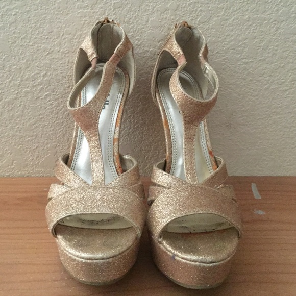 Gold heels - Picture 1 of 4