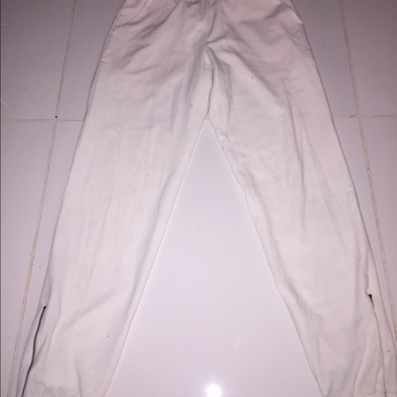 White pants confortable with zip