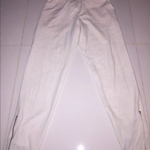 White pants confortable with zip