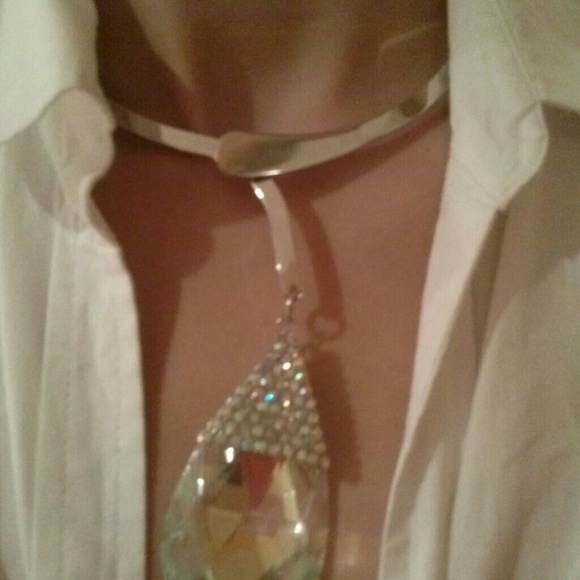 Gold tone necklace with crysyal drop - Picture 2 of 2