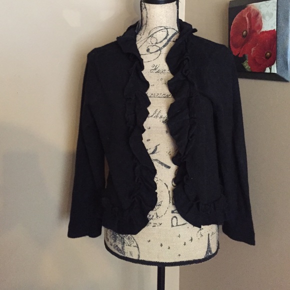 🎉NWT🎉 BLACK CARDI WITH RUFFLE DETAL🎉