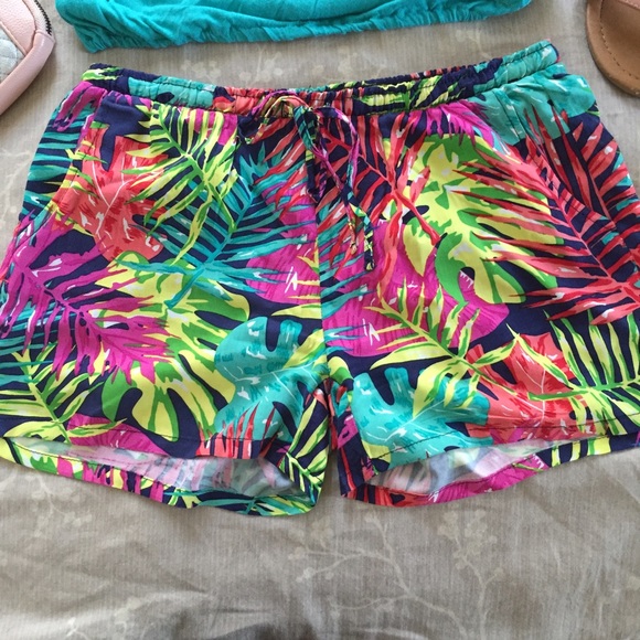 Tropical leaf shorts NWOT - Picture 2 of 3