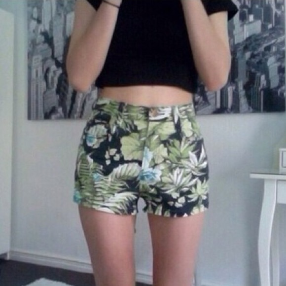 Tropical leaf shorts NWOT - Picture 3 of 3