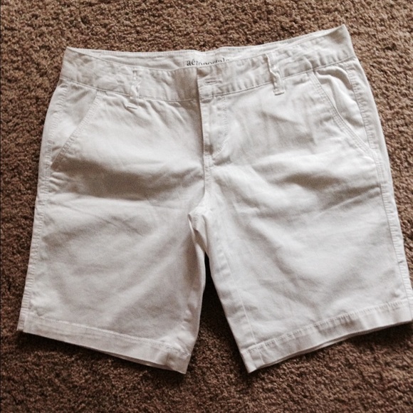 🌀 White shorts