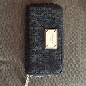 authentic Michael Kors zip around wallet medium