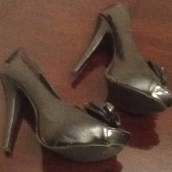 Black heels - Picture 2 of 2