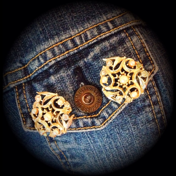 VINTAGE ~Gold Tone and Rhinestone Clip On Earrings - Picture 2 of 3