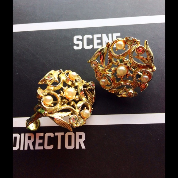 VINTAGE ~Gold Tone and Rhinestone Clip On Earrings - Picture 3 of 3