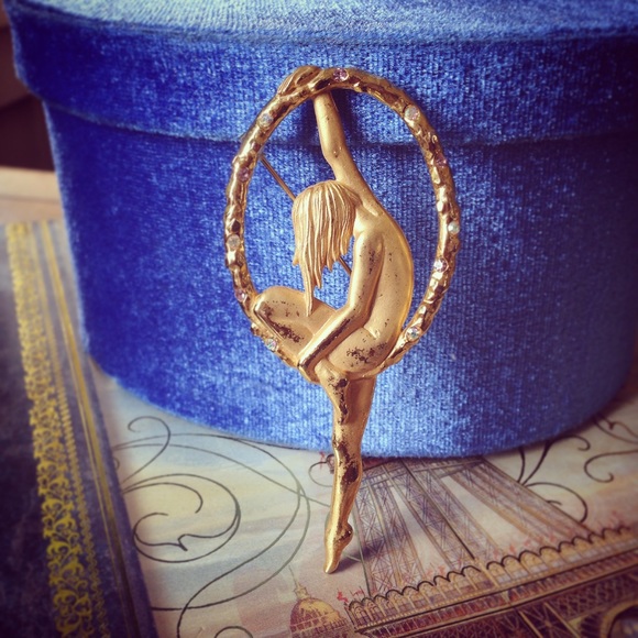 //SOLD// Golden Wreath Dancer Pin