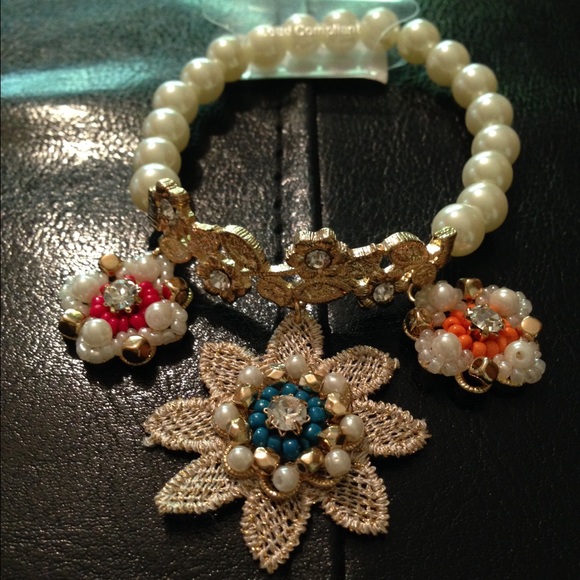 NWT Vintage Style Flower Bracelet ❤️👗👢💄👠