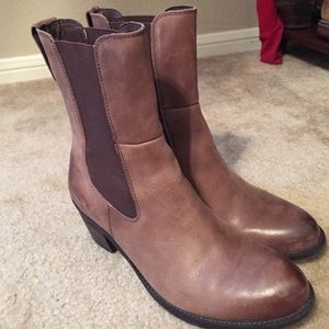 Size 7 tan pull on boots