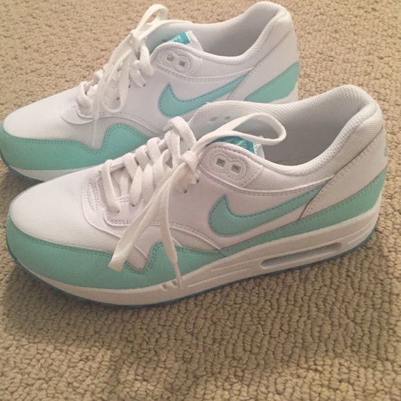 Nike Shoes - Nike White & Teal Airmax