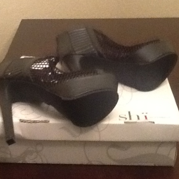 Heels - Picture 2 of 3