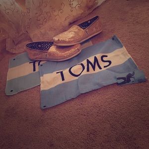 Rose Gold TOMS ✨