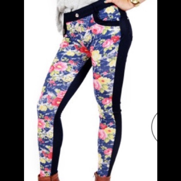 NWT jeggings with floral print front.