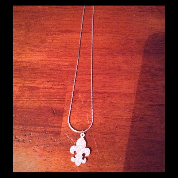 SOLD!! Fleur de lis necklace - Picture 1 of 1