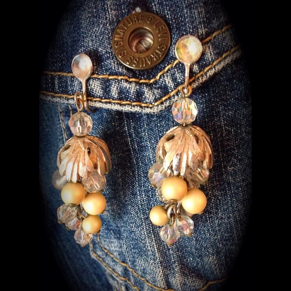 ~ VINTAGE ~ Grape Vine Clip On Earrings - Picture 2 of 2