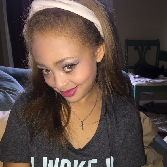 Meet your posher! 💁🏼💋 - Picture 2 of 2