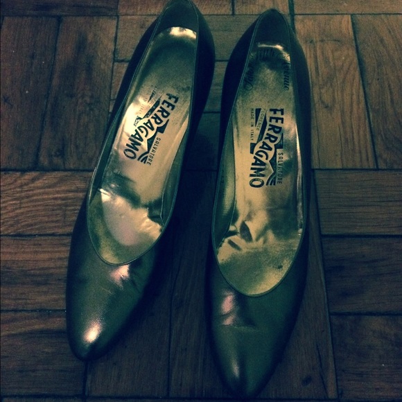 Vintage Ferragamo metallic pumps