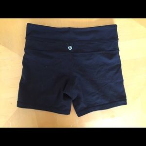 Lululemon black groove shorts EUC size 4