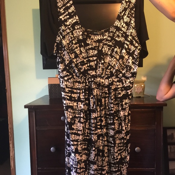 Black/white sleeve dress!