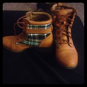 Cute plaid decorated boots !