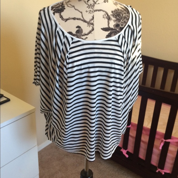 Cute black and white striped top w/ cut out sleeve