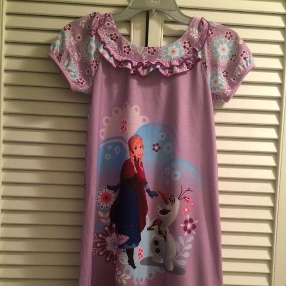 Sidney's Frozen girls night gown