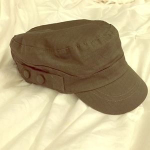 👒 Military green hat