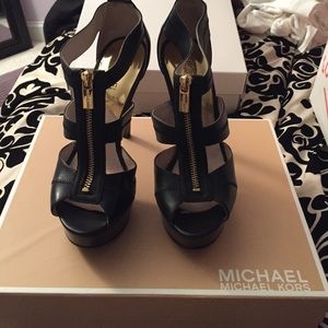 Authentic Michael Kors black Berkeley heals