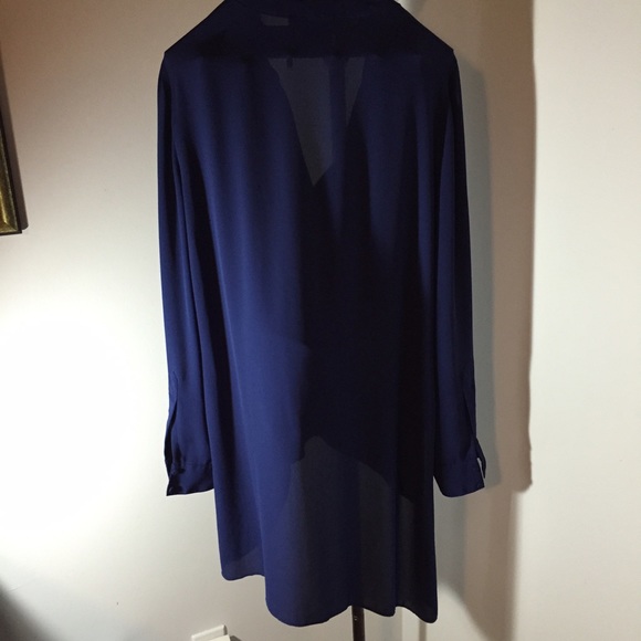 ⛔️SOLD⛔️BCBG BLUE DEPTH TOP MAZIE SPLIT NECK. - Picture 2 of 4